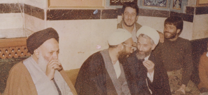 چو باد در پی‌اش افتم، چو گَرد بگریزد